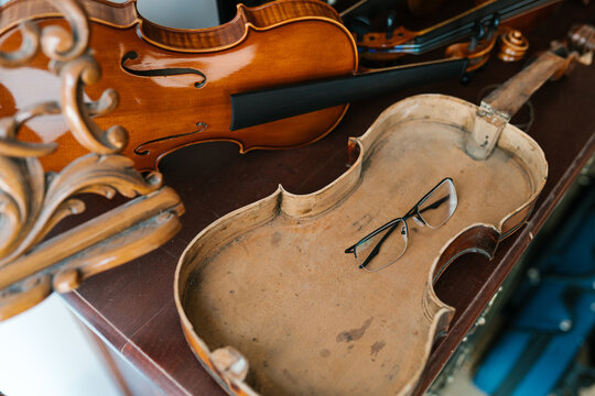Half of violin with glasses on table