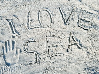 I love you, handwritten on the sand of a beach in Italy