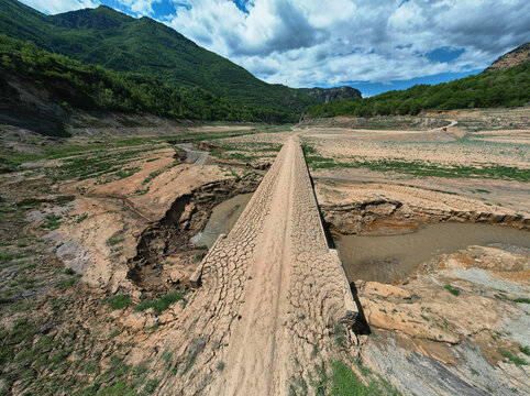 Road to nowhere bridges empty dam