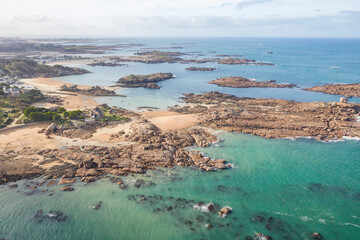 Vue drone du littoral de la ville de Tregastel dans le département des Côtes d'Armor en Bretagne