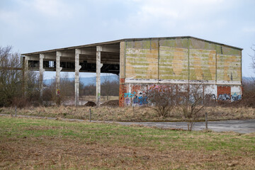 Alter Hangar im Landschaftspark Nohra bei Weimar