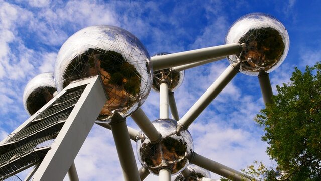 Atomium de Bruxelles en Belgique. Structure futuriste de 9 sphères en acier pour l'Exposition universelle de 1958. L'Europe
