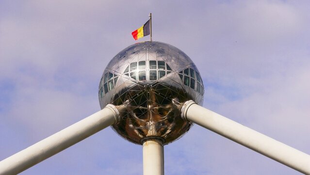 Atomium de Bruxelles et drapeau belge  Structure futuriste de 9 sphères en acier pour l'Exposition universelle de 1958.  Belgique. Europe