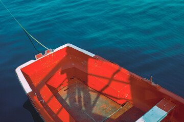 Fototapeta na wymiar Bote rojo sobre mar