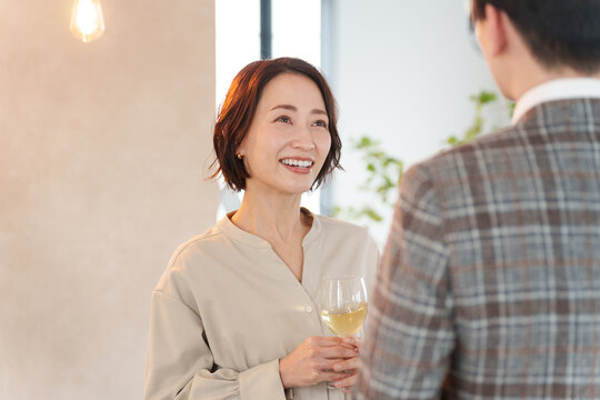 お酒を飲む男性と女性