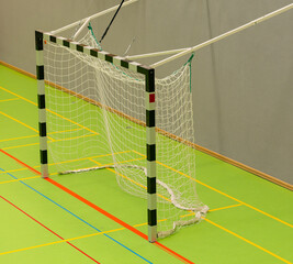 Handballtor und Hallenboden in einer Sporthalle mit diversen Linien
