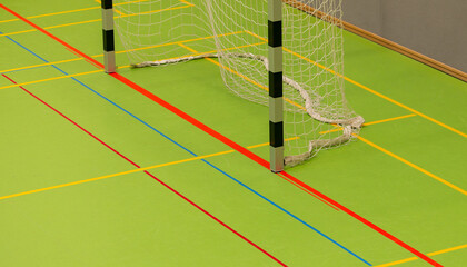 Handballtor und Hallenboden in einer Sporthalle mit diversen Linien