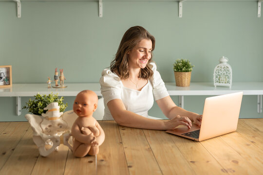 Doula and midwife working in her office