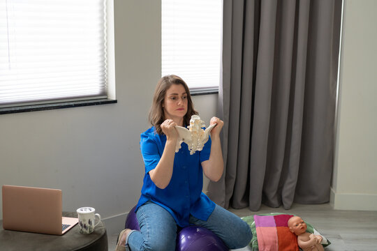 Woman Doula giving a class to pregnant women 