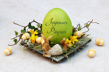 Carte de vœux Joyeuses Pâques : panier de Pâques décoratif avec des œufs de Pâques jaunes et...