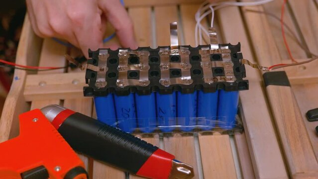 Welding lithium battery