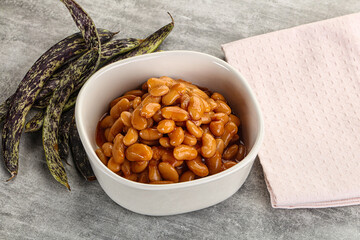 Canned white bean in tomato sauce