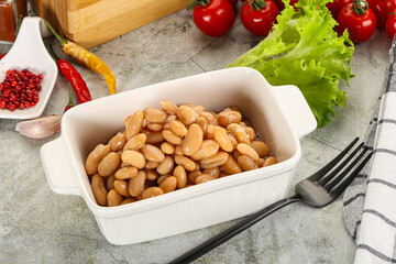 White canned beans in the bowl