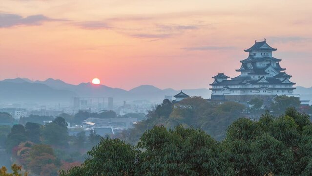 男山配水池公園から眺める姫路城と日の出　兵庫県姫路市にて