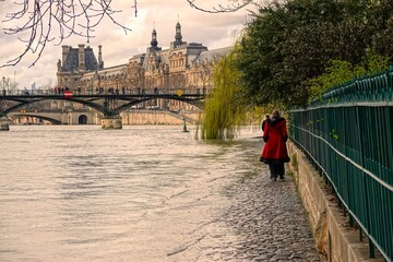 Quais de Seine inondés par une crue à Paris, avec effet d'ambiance de lumière chaude