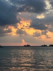 Obraz premium Amazing sunset at Mae Haad Beach, Koh Tao, Ko Pha-ngan District, Surat Thani, Thailand