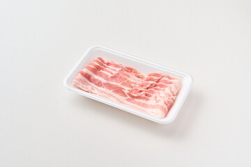 トレーにのった豚バラ肉