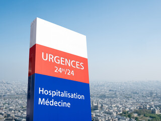 Un panneau de signalisation d'urgences médicales 24 heures sur 24 - 751330721