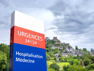 Un panneau de signalisation d'urgences médicales 24 heures sur 24 en zone rurale