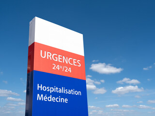 Un panneau de signalisation d'urgences médicales 24 heures sur 24
