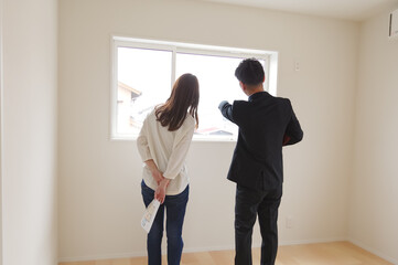 Fototapeta premium 不動産の案内をしている男性と女性