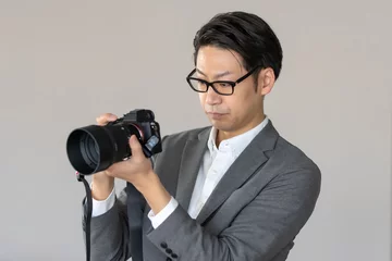 Zelfklevend Fotobehang カメラを持った男性カメラマン © naka