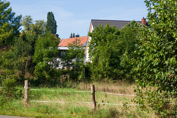 Wohnhäuser mit Weide und Zaun, Wunstorf, Niedersachsen, Deutschland