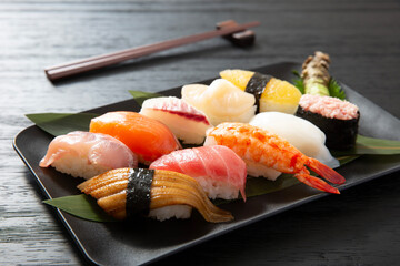 寿司、和食の握りずし、黒背景で撮影