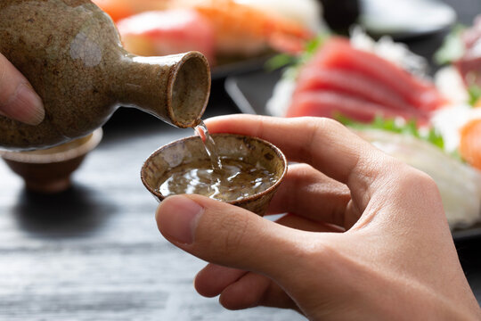 酒を注ぐ、和食の酒席