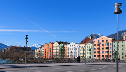 Innsbruck, Tyrol, Altstadtszene und Inn - obrazy, fototapety, plakaty