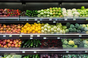Fototapeta na wymiar Vibrant fruits and vegetables neatly displayed in the refrigerated shelf of a supermarket