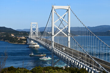 四国と淡路島本州を結ぶ大鳴門橋と渦潮
