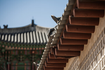 Fototapeta na wymiar The architecture of Gwanghwamun (gate) and palace wall of Gyeongbok Palace