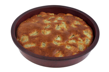 Gâteau aux poires dans un moule en silicone en gros plan sur fond blanc