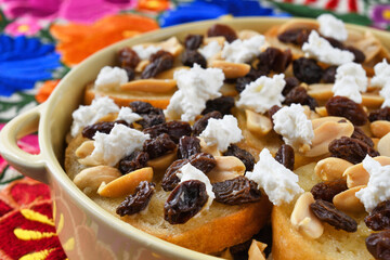 四旬節 （クアレスマ）に食べるメキシコの伝統的なデザート　カピロターダ　コピースペースあり　Capirotada (Mexican Bread Pudding), a traditional Mexican dessert eaten during Cuaresma, with copy space