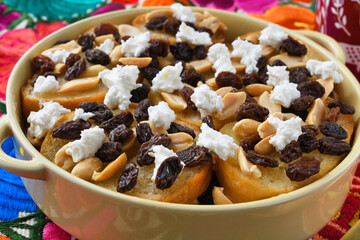 四旬節 （クアレスマ）に食べるメキシコの伝統的なデザート　カピロターダ　コピースペースあり　Capirotada (Mexican Bread Pudding), a traditional Mexican dessert eaten during Cuaresma, with copy space