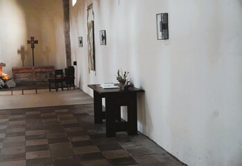 Innenausstattung von Gebetsraum in alter Klosterkirche