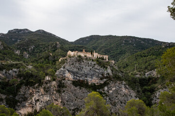 Fototapeta na wymiar Spanien - Spain - Berge - Mountains - Monastir de Sant Hilari de Cardo