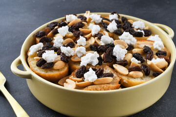 四旬節 （クアレスマ）に食べるメキシコの伝統的なデザート　カピロターダ　黒背景　コピースペースあり　Capirotada (Mexican Bread Pudding), a traditional Mexican dessert eaten during Cuaresma on black background with copy space