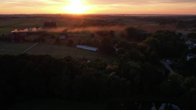Dym z ogniska na tle Zachodzącego słońca