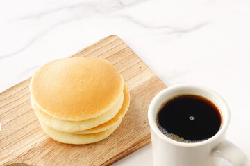 メープルシロップがたっぷり入ったパンケーキと淹れたてのコーヒーでコーヒーブレイク
