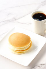 メープルシロップがたっぷり入ったパンケーキと淹れたてのコーヒーでコーヒーブレイク
