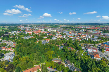 Die oberbayerische Stadt Mühldorf in der Region Inn-Salzach von oben, Blick zum Bahnhof in der oberen Stadt - obrazy, fototapety, plakaty