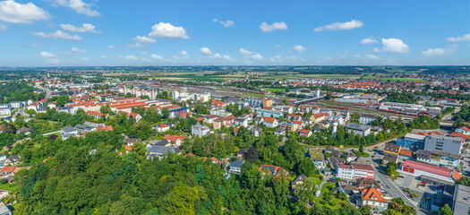 Die oberbayerische Stadt Mühldorf in der Region Inn-Salzach von oben - obrazy, fototapety, plakaty