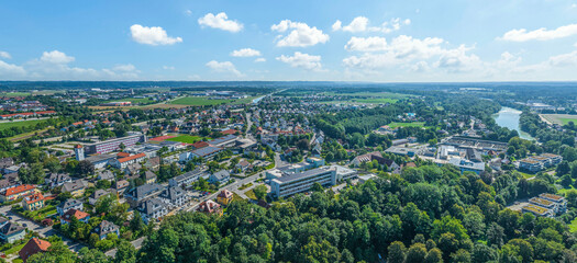 Die oberbayerische Stadt Mühldorf in der Region Inn-Salzach von oben, Ausblick auf die obere Stadt - obrazy, fototapety, plakaty