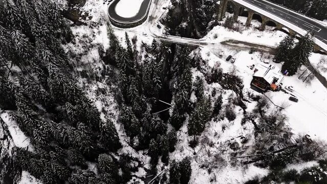 Verzauberte Winterwelten: Spektakul&auml;re Drohnenaufnahmen von schneebedeckten Landschaften und eisigen Wundern.