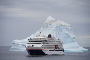 Schiff vor dem Eisberg