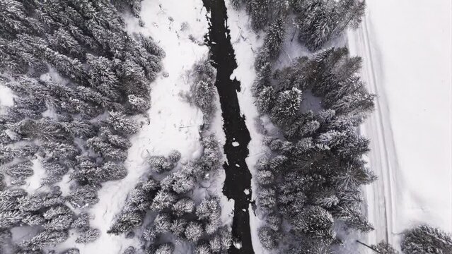Verzauberte Winterwelten: Spektakul&auml;re Drohnenaufnahmen von schneebedeckten Landschaften und eisigen Wundern.