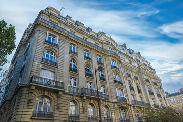 Fototapeta na wymiar Paris, beautiful facades in the 7e arrondissement, quai Voltaire, near the Seine 