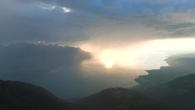 Survol Panoramique au Drone du Lac L&eacute;man au Coucher du Soleil, Montreux Riviera, depuis les Rochers-de-Naye, Alpes, Suisse